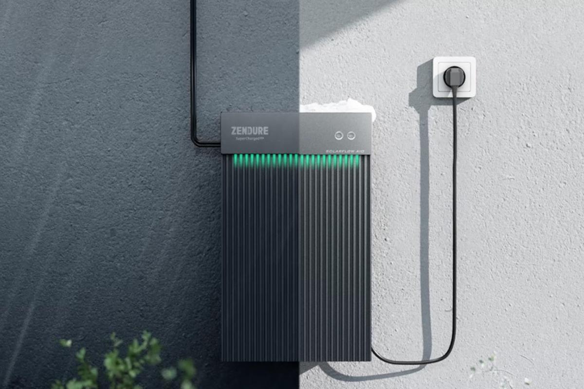 Der Zendure AIO 2400 Balkonkraftwerk Speicher hängt draußen an der Wand.